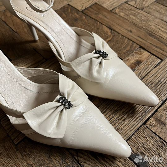 Кремовые праздничные туфли с бантом на каблуке