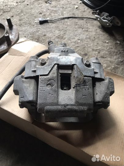 Land cruiser 200 супорт задний левый