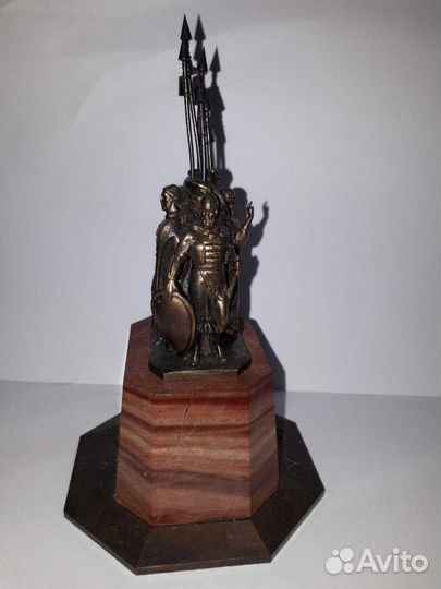 Статуэтка,основателям города сургута