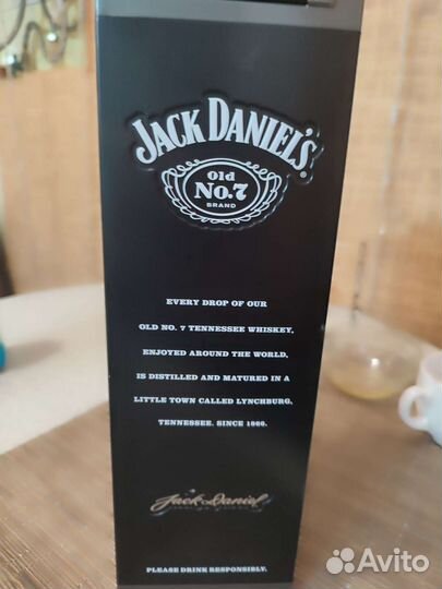 Фирменная коробка металлическая + бутылка