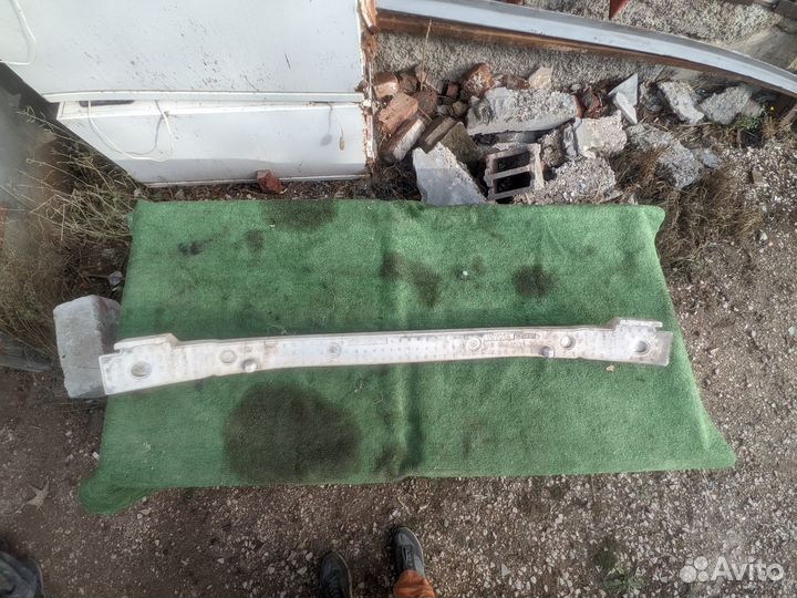 Абсорбер переднего бампера Toyota Land Cruiser 150