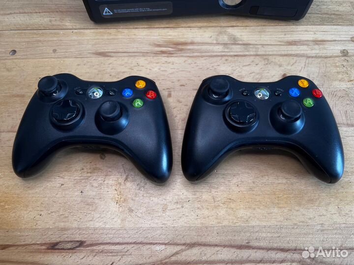 Xbox 360 Slim 250gb с двумя геймпадами, Кинектом
