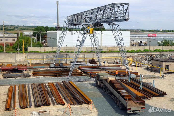 Крановщик козлового крана на металлобазу