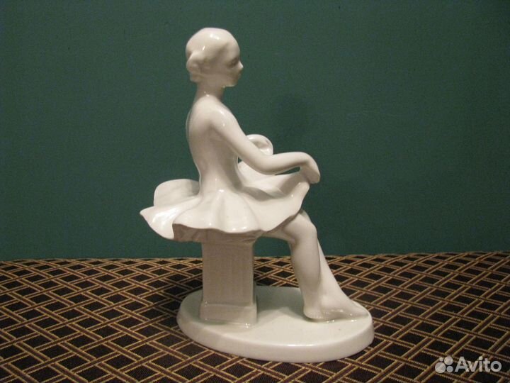 Продаётся фарфоровая статуэтка отдыхающая девочка