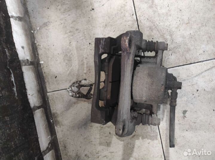 Суппорт тормозной передний правый Lexus RX 350