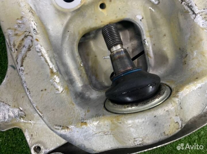 Поворотный кулак передний левый Mercedes-Benz Amg