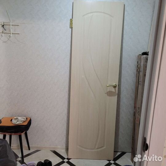 Межкомнатные двери оробки с ручками и петлями