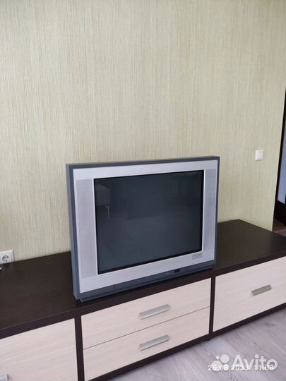 Телевизор thomson в рабочем состоянии с пультом