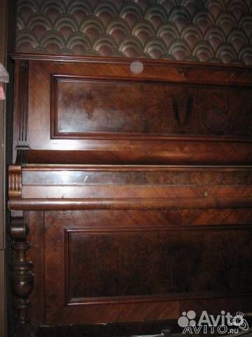 Пианино из красного дерева