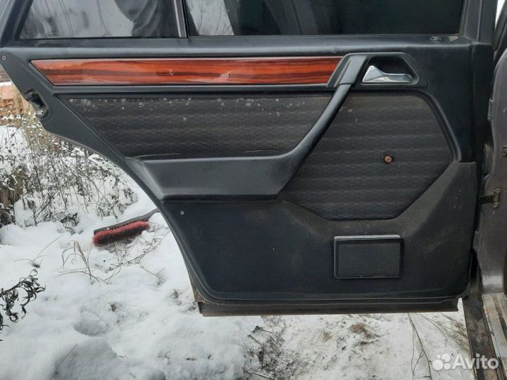 Обшивка двери задняя Mercedes-Benz W124 M111.960