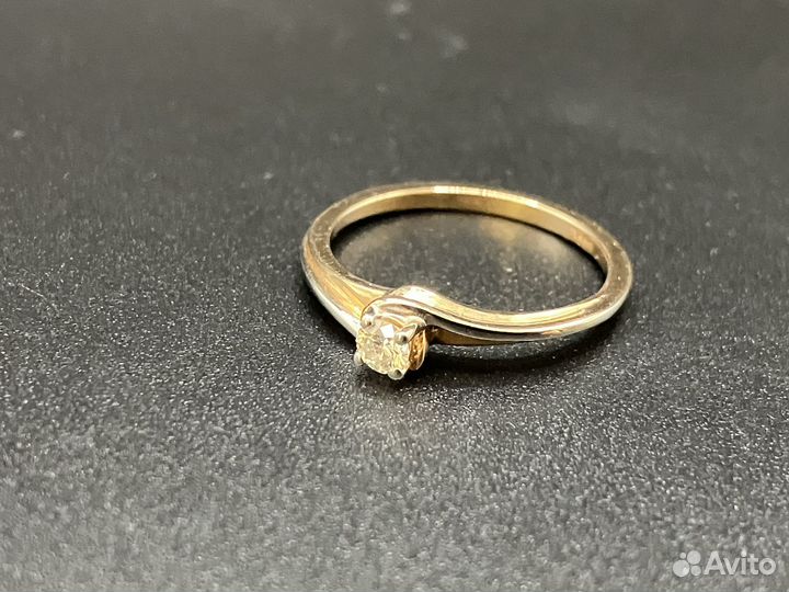 Золотое кольцо с бриллиантом