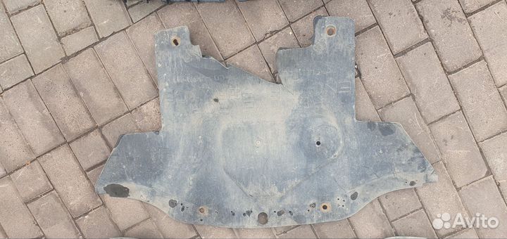 Пыльник двигателя Dodge Challenger SRT 8