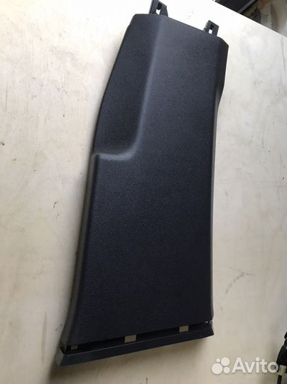 Обшивка правой средней стойки Passat B8
