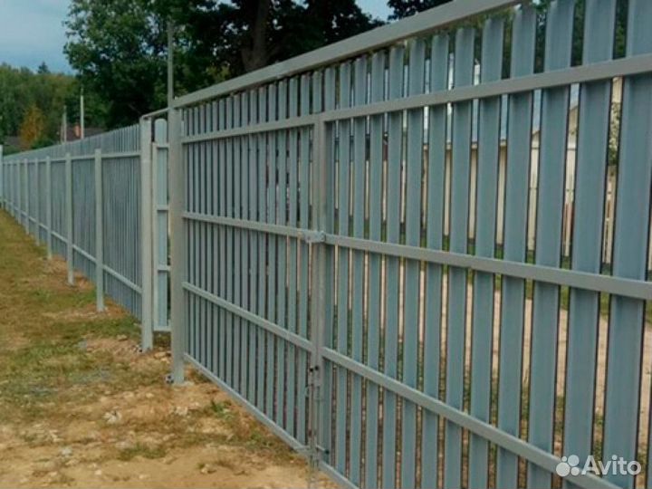 Заборы из профнастила с распашными воротами