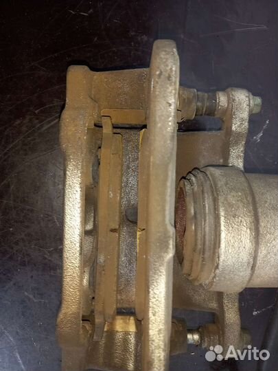 Суппорт передний правый Тойота Камри