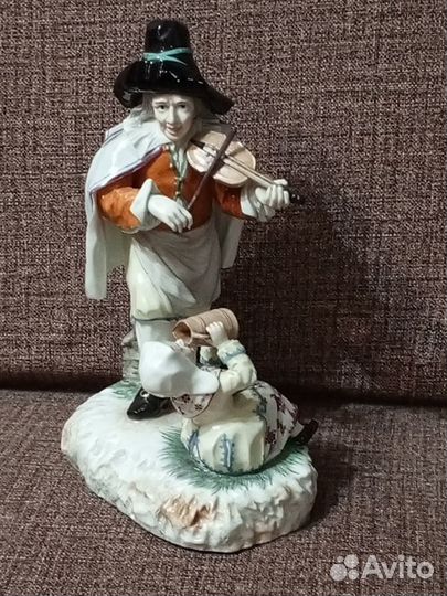 Фарфоровая статуэтка 