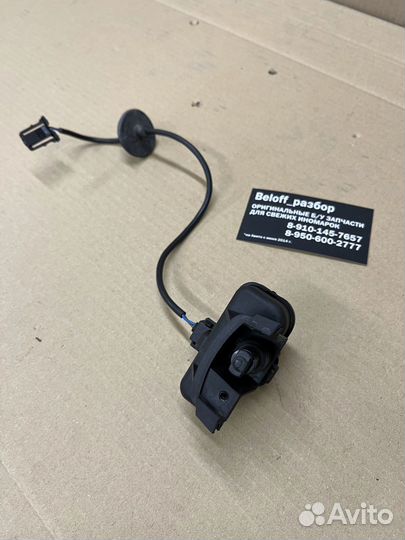 Замок лючка бензобака Фольцваген Тигуан 1