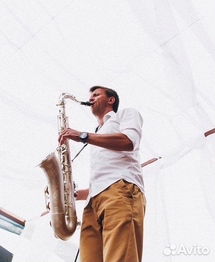 Саксофонист на праздник