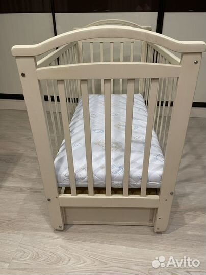 Детская кроватка с маятником и ящиком