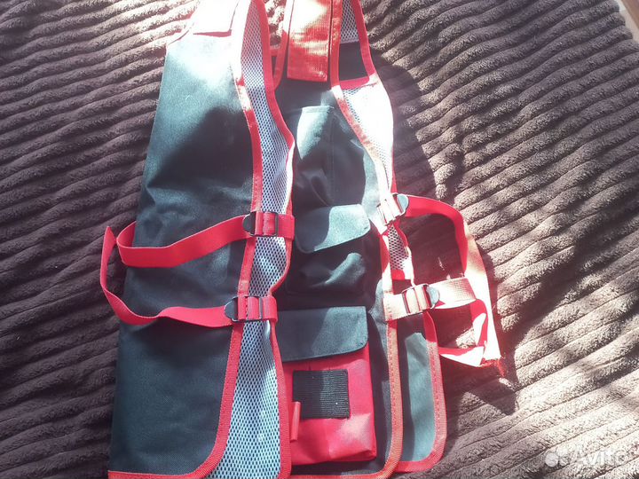 Жилет-каргос большим количеством карманов