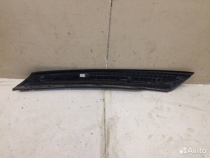 Накладка стекла лобового левая Skoda Fabia