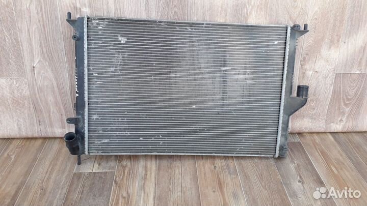 Радиатор охлаждения Renault Sandero 2011