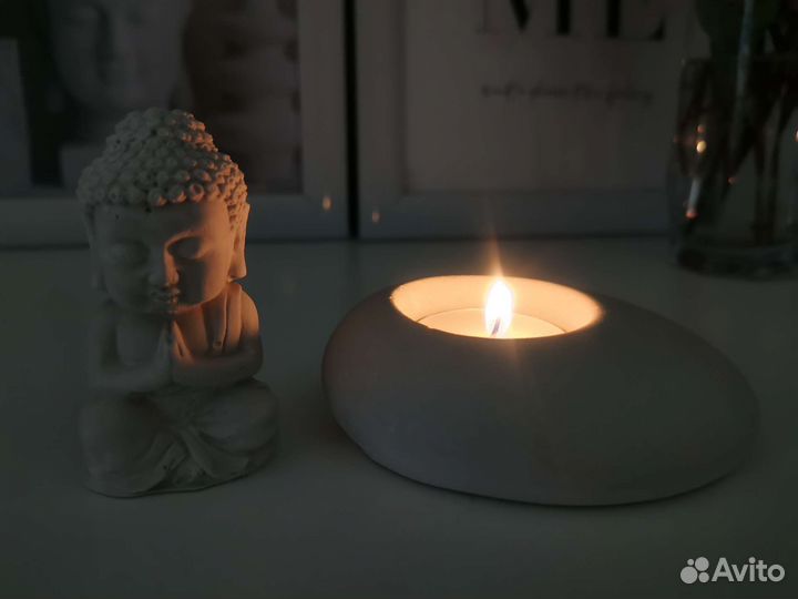 Подсвечник и фигурка Будды