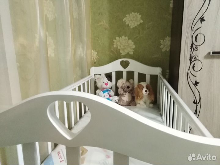 Детская кроватка с маятником и ящиком