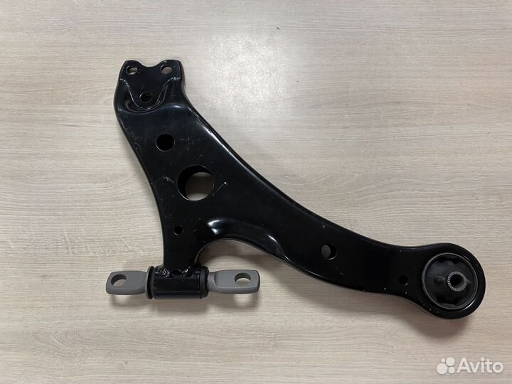 Правый передний рычаг подвески Камри (V 40-50-55)