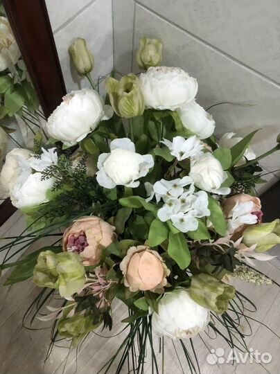 Декоративная ваза с композицией из цветов