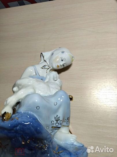 Фарфоровая статуэтка 