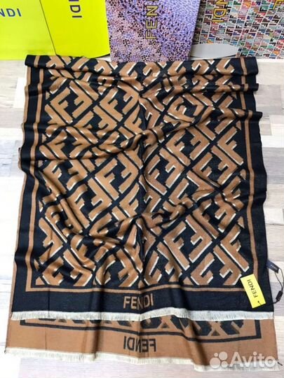 Палантин Fendi