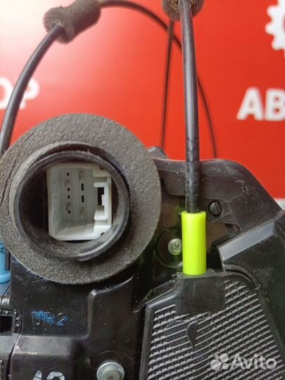 Замок задней левой двери Toyota RAV4 40 50 camry