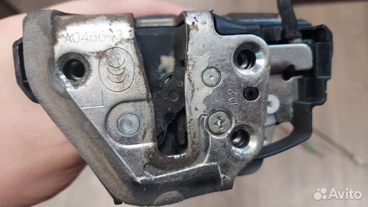 Замок двери задний левый Toyota Camry XV40