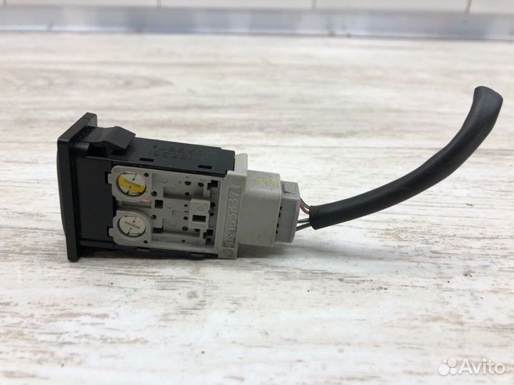 Кнопка обогрева сидений Toyota Corolla Verso