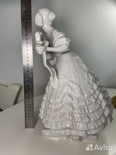 Фарфоровая статуэтка Девушка Херенд (Herend)