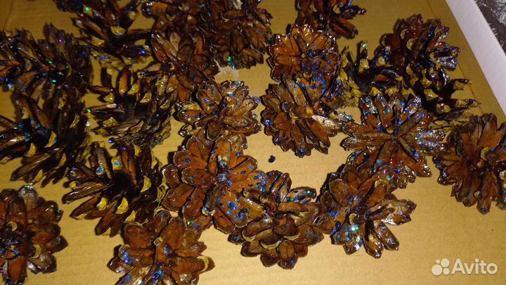 Маленькие сосновые шишки.Лакированные,в блёстках