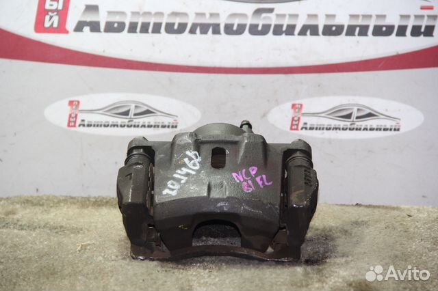 Суппорт перед лево c Toyota Funcargo NCP20 2NZ-FE