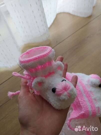 Новая шапочка и пинетки для малыша ручная работа