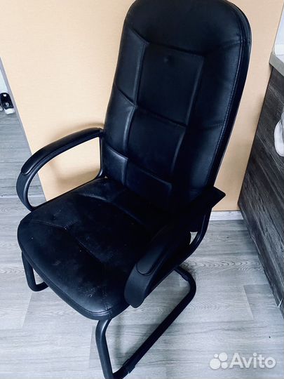 Кожанное кресло офисное