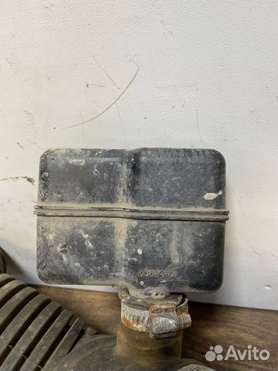 Патрубок воздушного фильтра Mitsubishi Carisma