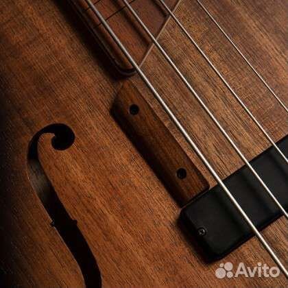 Безладовая бас-гитара Cort