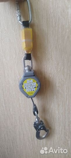 Блокирующее устройство втягивающего типа