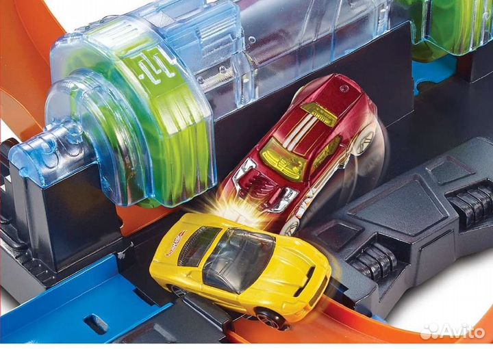 Hot wheels винтовое столкновение