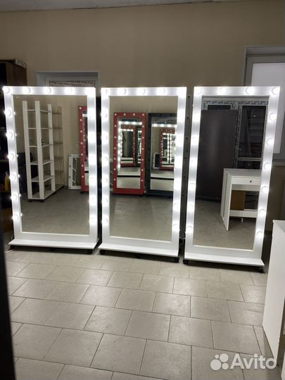 Гримерное зеркало с лампочками