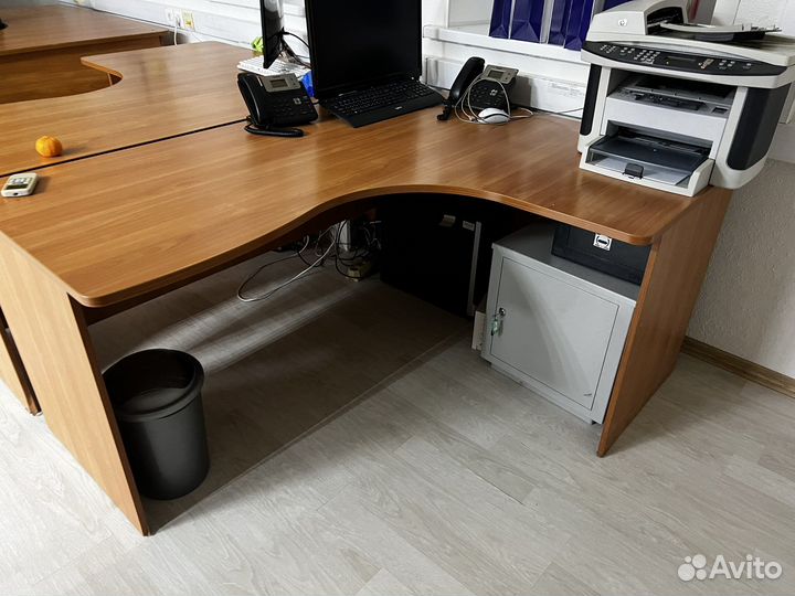 Офисный стол угловой