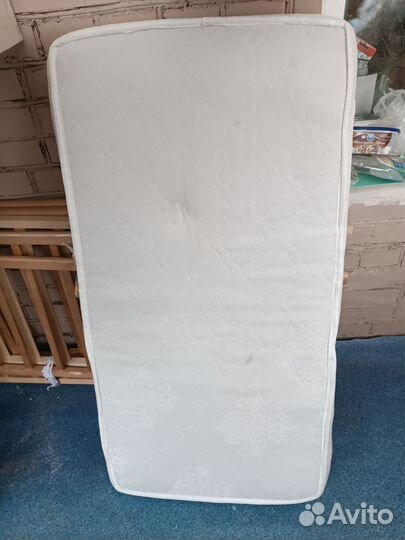 Детская кроватка с маятником с матрасом