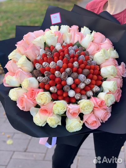 Сладкий букет с клубникой в шоколаде и цветами