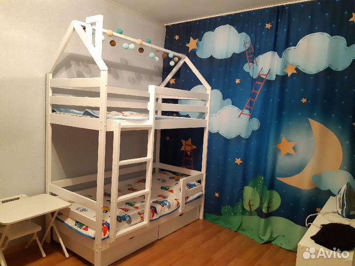 Двухъярусная кровать-домик