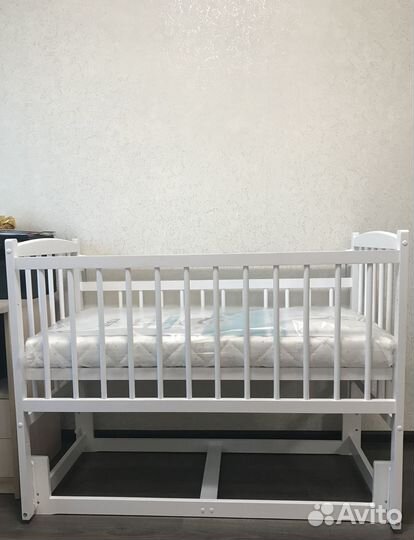 Детская кроватка с матрасом и набором в кроватку